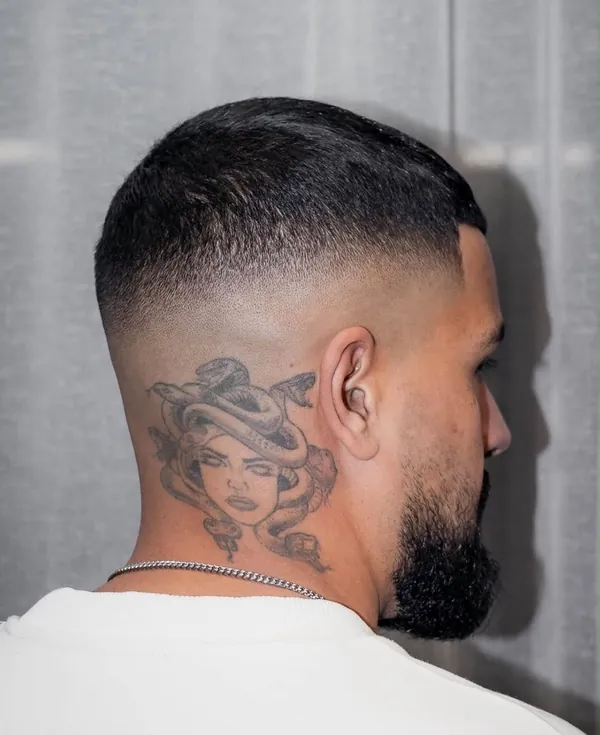 Skin fade con barba, vista di spalle