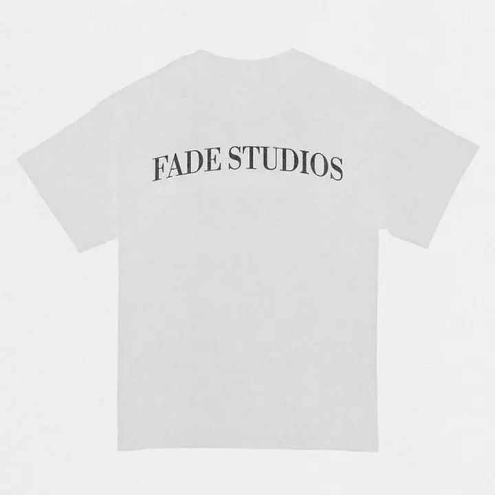 T-shirt bianca Fade Studios con stampa logo